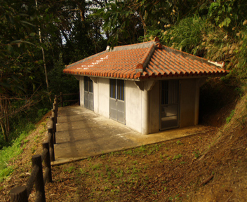 振慶名嶽の東にある拝所